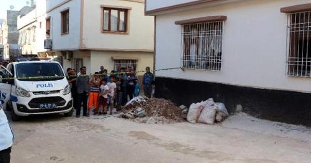 Cinnet getiren kişi eşini bıçakladı, evi ateşe verdi: 3 ölü