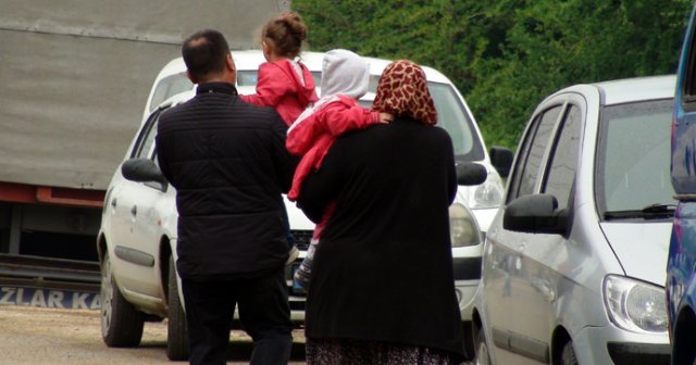 Çocuklarını oturma odasına kapatıp, eşini yatak odasında öldürdü