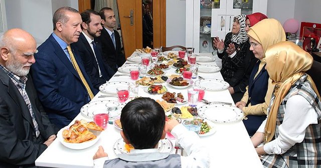 Cumhurbaşkanı Erdoğan şehit ailesiyle iftar yaptı