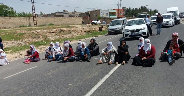 Diyarbakır'da kamyon çocuğa çarptı, köylüler yolu kapattı