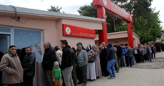 Et ve Süt Kurumu önünde ucuz et kuyruğu