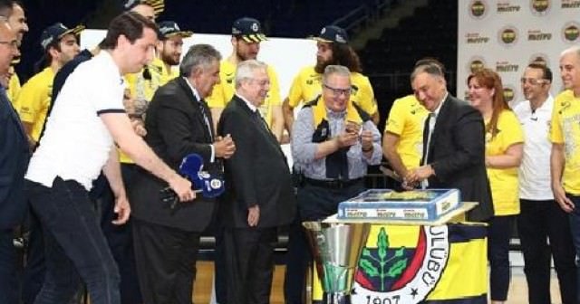 Fenerbahçe&#039;nin şampiyonluk pastası kesildi