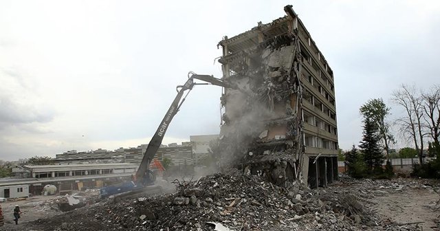 FETÖ&#039;nün bombaladığı emniyet binasında yıkılıyor