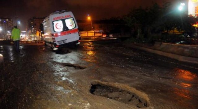 Hasta taşıyan ambulan çöken yolda mahsur kaldı