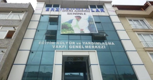 İbrahim Erkal’ın yakınları taziyeleri kabul ediyor