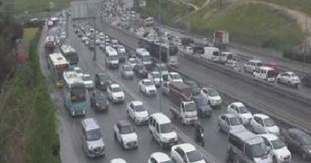 İstanbul&#039;da tatil trafiği başladı...E-5&#039;te yoğun trafik...