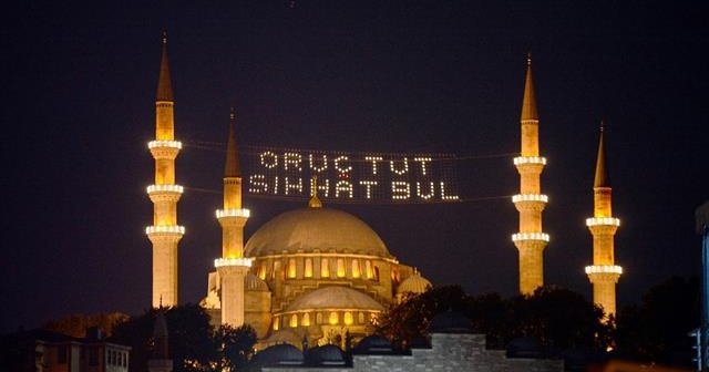 İstanbul’un minareleri mahyalarla süslendi