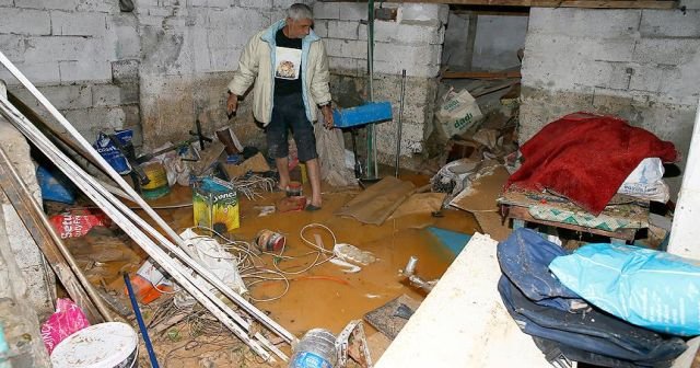 İzmir&#039;de kuvvetli sağanağın ardından temizlik yapılıyor