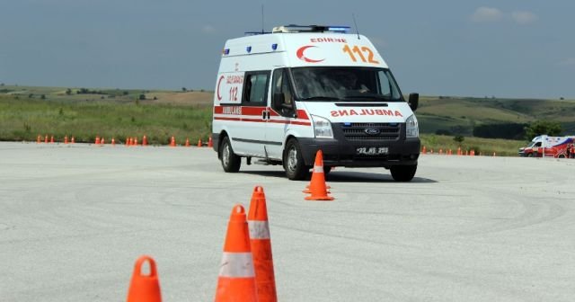 Kadın ambulans şoförleri erkeklere taş çıkartıyor