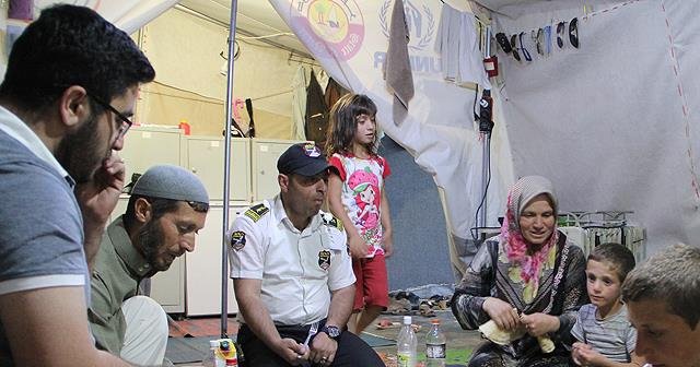 Kamplardaki Suriyeliler ilk iftarlarını yaptı