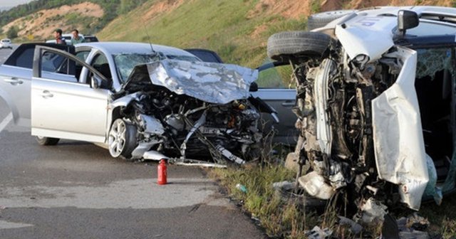 Kocaeli&#039;de trafik kazası: 2 ölü, 1 yaralı