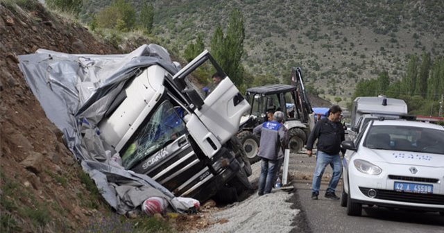 Konya&#039;da kamyon iş makinesine çarptı: 1 ölü, 1 yaralı