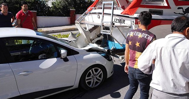 Kuşadası’nda bir otomobile yat çarptı