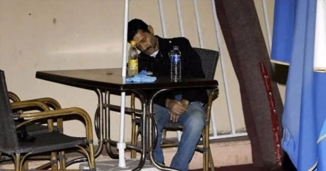 Limonatanın yarısını içti, masada öldü