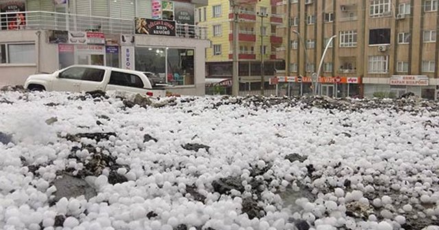 Mardin&#039;de dolu yağışı hayatı olumsuz etkiledi