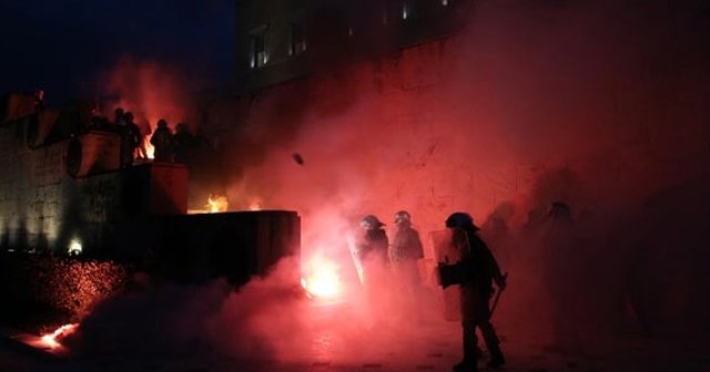 Meclis&#039;e girmeye çalıştılar, nöbetçi kulübesini yaktılar!