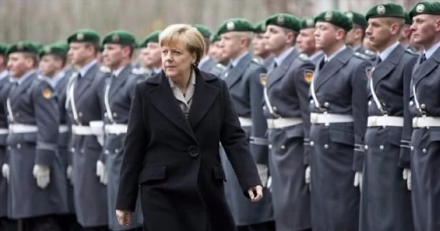 Merkel Avrupa ordusunu kuruyor