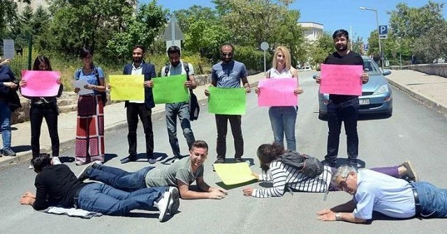 Öğrencilerden örnek davranış, protesto ettiler