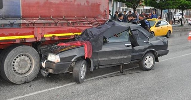 Otomobil kırmızı ışıkta bekleyen tıra çarptı: 2 ölü, 2 yaralı