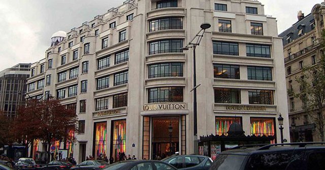 Paris&#039;teki dünyaca ünlü mağazada silahlı soygun şoku