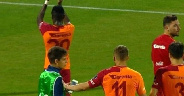 Podolski'den küçük çocuğa tepki çeken hareket