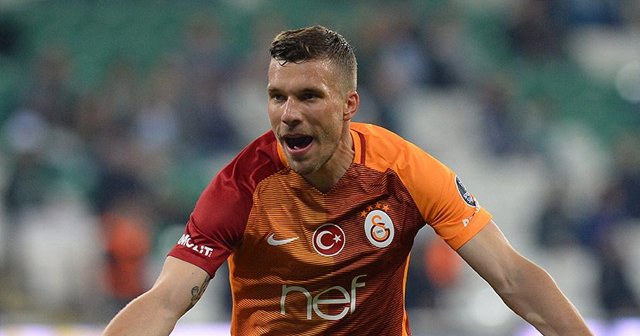 Podolski Türkiye’de son kez basının karşısına çıkıyor