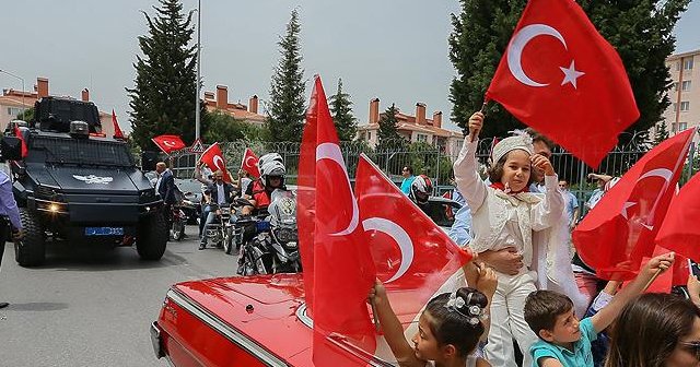 Şehit oğlunun sünnet düğününe binlerce kişi katıldı