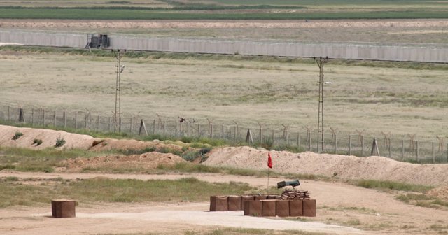 Sınırda güvenlik kuleleri ve mevziler yapılıyor