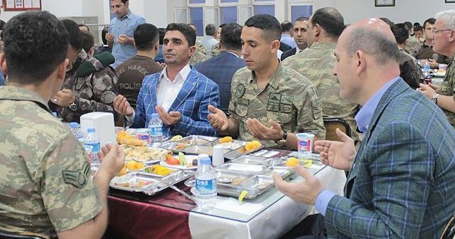 Soylu iftarını askerlerle yaptı