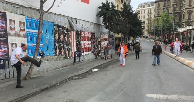 Taksim esnafı müşteri bulamayınca top oynadı