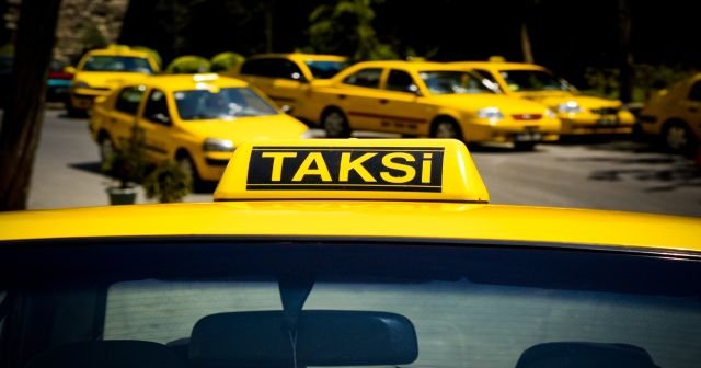 Taksisine binen dolandırıcıyı karakola götürüp teslim etti