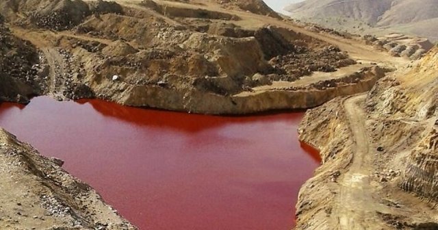 Terk edilmiş madendeki gölet, kızıla boyandı