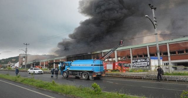 Trabzon'da mobilya fabrikası yandı