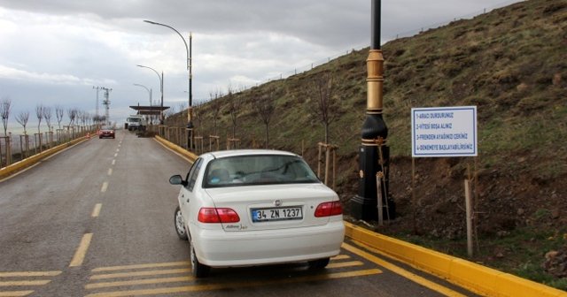 Vatandaşlar otomobilinin kendi kendine gidişine tanıklık ediyor