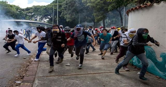 Venezuela&#039;da tansiyon düşmüyor! 1 ayda 35 kişi öldü