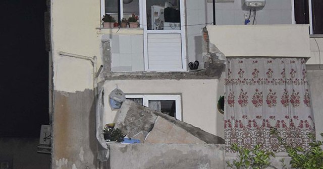 Yemek yerken balkon üzerlerine çöktü