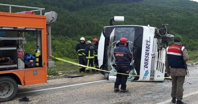 Yolcu midibüsü ile otomobil çarpıştı