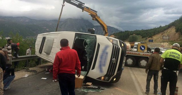 Yolcu minibüsü ile kamyon çarpıştı: 18 yaralı