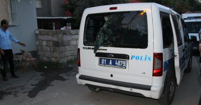 Adana&#039;da polis aracına taşlı saldırı