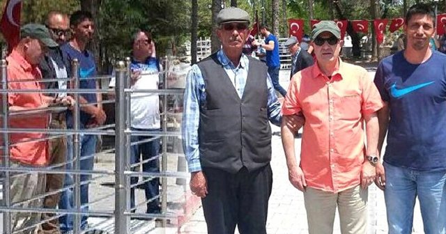 Aksakallı Paşa Ömer Halisdemir&#039;in kabrini ziyaret etti