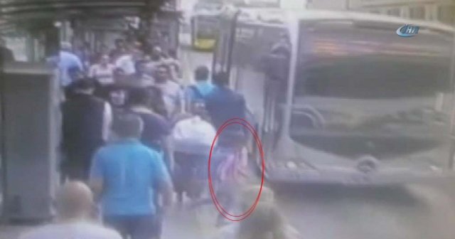 Arkadaşıyla şakalaşırken metrobüs yoluna atladı: O anlar kamerada