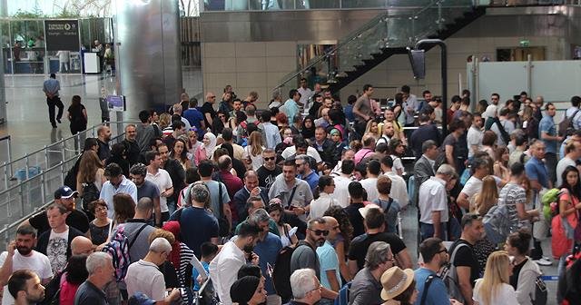 Atatürk Havalimanı&#039;nda bayramda yolcu yoğunluğu