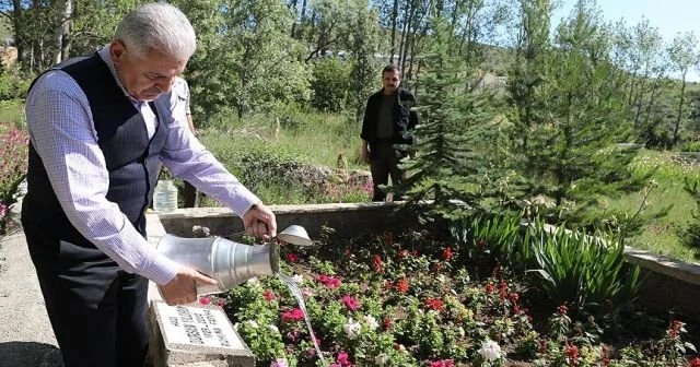 Başbakan Yıldırım anne ve babasının mezarlarını ziyaret etti