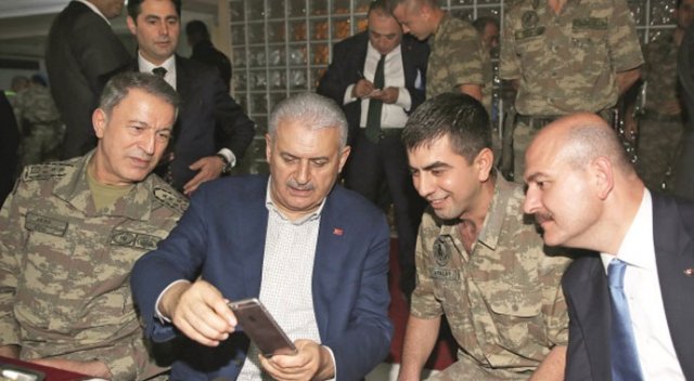 Başbakan Yıldırım, Lice&#039;de askerlerle sahur yaptı