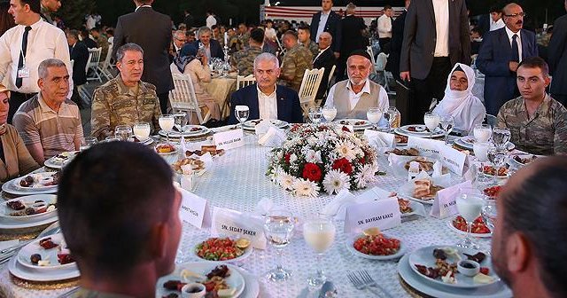 Başbakan Yıldırım, şehit aileleri ve askerlerle iftarda buluştu