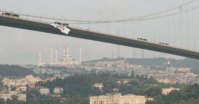 Beşiktaş bayrağı 15 Temmuz Şehitler Köprüsü’ne asıldı