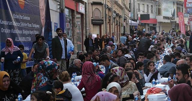 Bir kilometrelik iftar sofrası