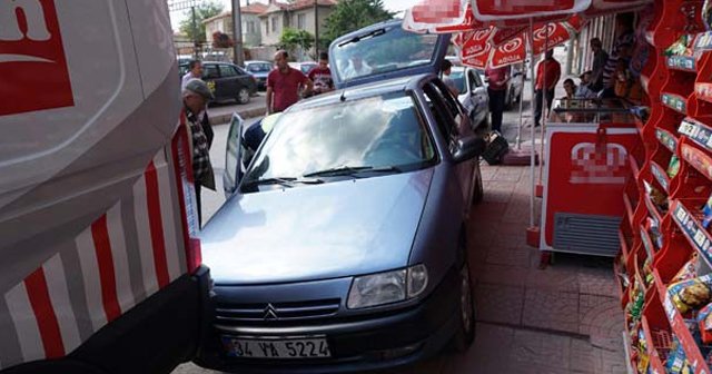 Bonzai içip kullandığı otomobille kaldırıma çıktı