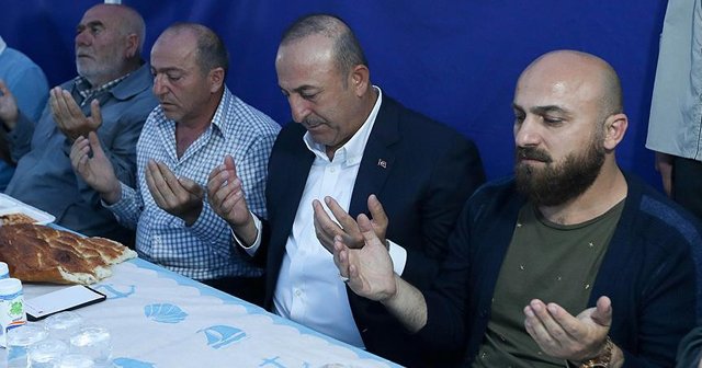 Çavuşoğlu şehit Piyade Er Karagöz&#039;ün ailesini ziyaret etti