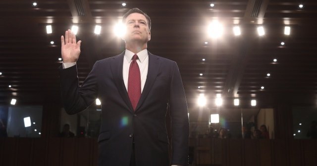 Comey Trump yönetimini topa tuttu